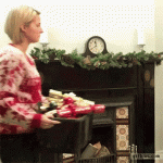 Frau schmueckt in sekundenschnelle Weihnachtsbaum Freizeit Feiertag, Lustige Bilder, Weihnachten