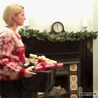 Frau schmueckt in sekundenschnelle Weihnachtsbaum Weihnachten Weihnachten