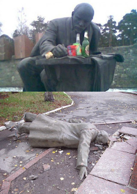 Lenin Statue total besoffen lustige Fotos Spassbilder Bier Alkohol, Alltag, Am Morgen, Besoffene Geschichte, Bier