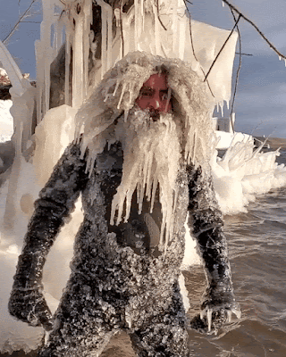 Lustiger Mann mit Vollbart im Winter eingefroren Umwelt Umwelt