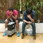 Manner warten im Shoppingcenter auf Freundin humor Bilde Freizeit Einkaufen, Glück und Unglück, Mann, Satirische Nachrichten