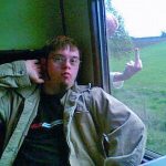 Witziges Fenster Foto Mann im Zug Stinkefinger Wissenswertes zum lachen Alltag, Beschweren, Lustige Geschichte, Nachdenkliches