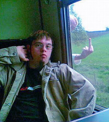 Witziges Fenster Foto Mann im Zug Stinkefinger Umwelt Umwelt