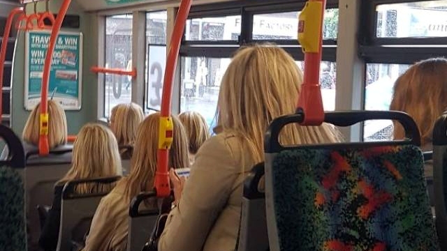 6 gleich angezogene Blondinen im Bus