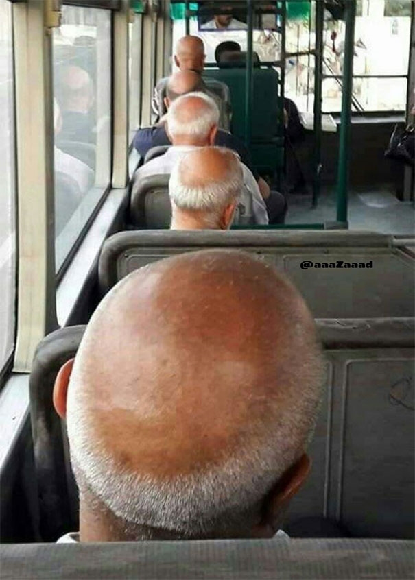Ähnlich aussehende alte Männer mit Halbglatze im Bus
