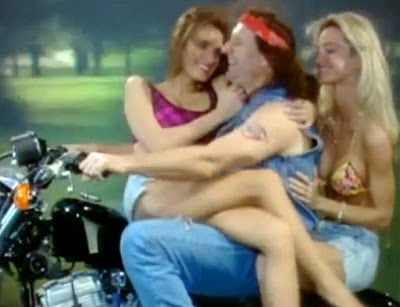 Al Bundy als Rocker auf Motorrad 