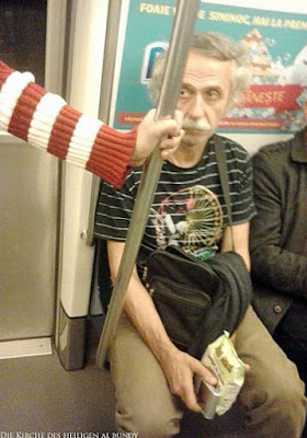 Albert Einstein in Straßenbahn - Findet Waldo Bild