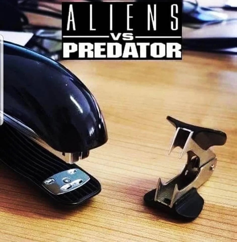 Aliens und Predator lustige Büroartikel. Chefs - eine Spezies für sich: Witze, Meetings und sinnlose Aufgaben