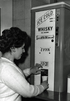 Alter Getränkeautomat mit eiskaltem Whisky