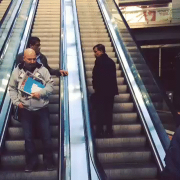 Alter Mann kapiert nicht das Rolltreppe kaputt ist