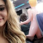 Lustige Bilder - Alter Man vertreibt sich die Zeit im Flieger
