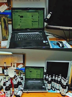 Am Computer arbeiten mit Bier - König Pilsener