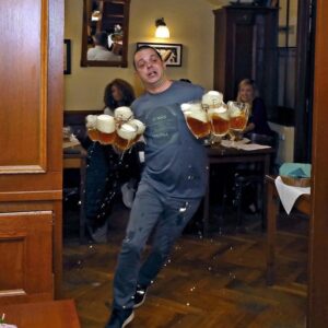 Angetrunken in der Bar mit großem Bier stolpern lustig
