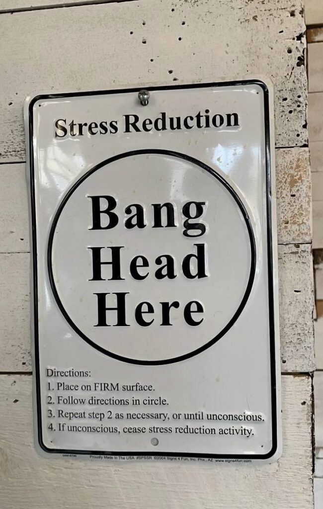Anti-Stress-Schild Kopf gegen Wand