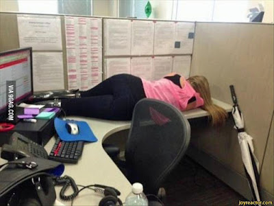 Auf Arbeit schlafen Frau im Büro