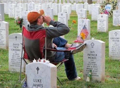 Auf Friedhof sitzen und Bier trinken