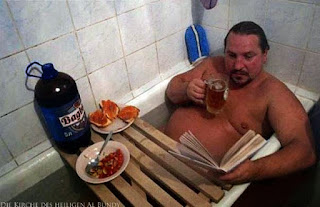 Ausruhen Entspannen - Menschen mit Bier in Badewanne