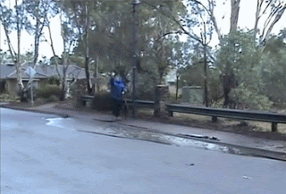 Auto fährt durch Regenpfütze - Frau wird nass  - Ein schlimmer Morgen