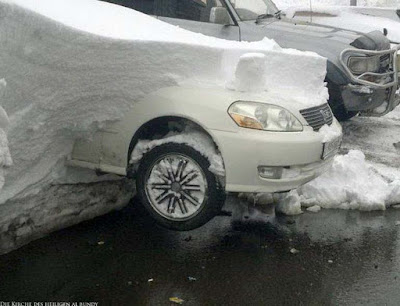 Auto im Winter frei machen vom Schnee 