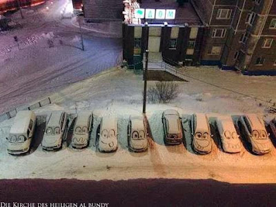 Autos auf Parkplatz im Winter Schneebilder 