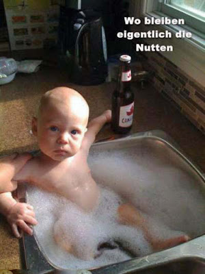 Baby mit Bier badet in Waschbecken