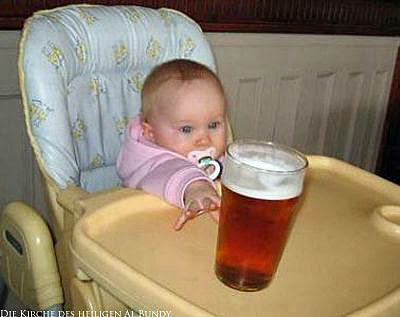 Baby mit Nuckel will Bier haben