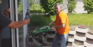 Beim arbeiten im Garten Bier trinken witzig