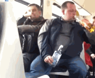 Besoffener Mann trinkt im Bus Wodka mit Apfelsaft 