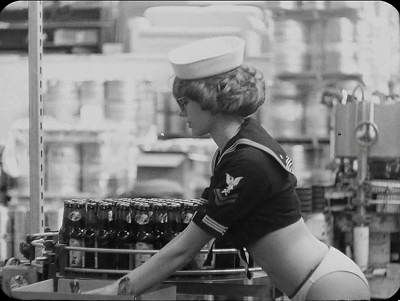 Bier Werbung lustig Frau kuesst Bier