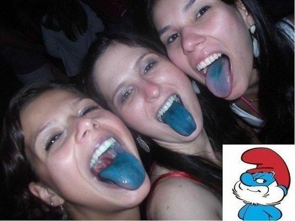 Blaue Zungen durch Lollipop oder war es doch Papa Schlumpf Spassbilder Lustige Bilder zum lachen Lustige Bilder