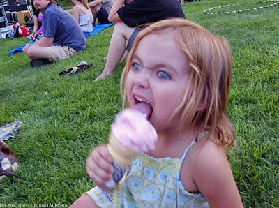 Böser Kinder Blick beim Eis essen im Sommer