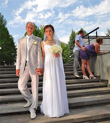 Braut und Bräutigam auf Treppen 