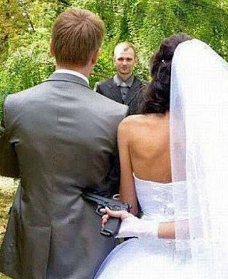 Brautpaar bei Hochzeits Trauung - Bräutigam mit Waffe zur Heirat gezwungen