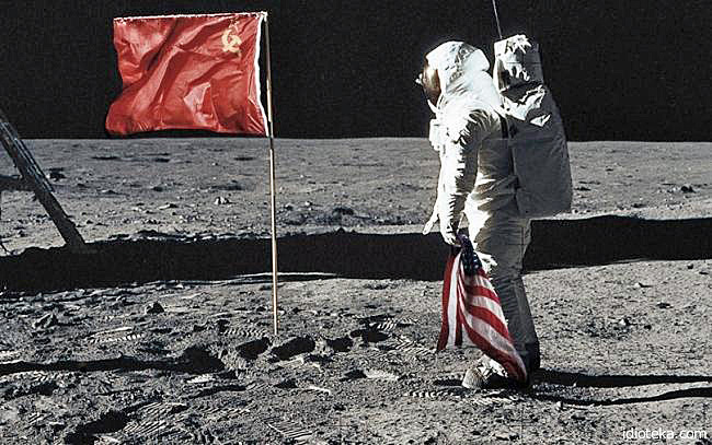 Chinesische Kommunisten auf dem Mond - Rote Fahne mit Hammer und Sichel 