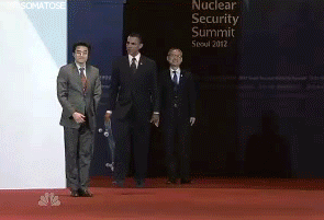 Cooler Schwarzer Obama - Rede auf Skateboard lustige gifs Politik Cooler Schwarzer Obama - Rede auf Skateboard