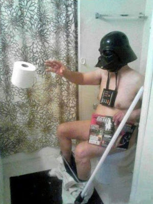 Darth Vader auf Toilette - Mann im Bad holt Klopapier mit der Macht