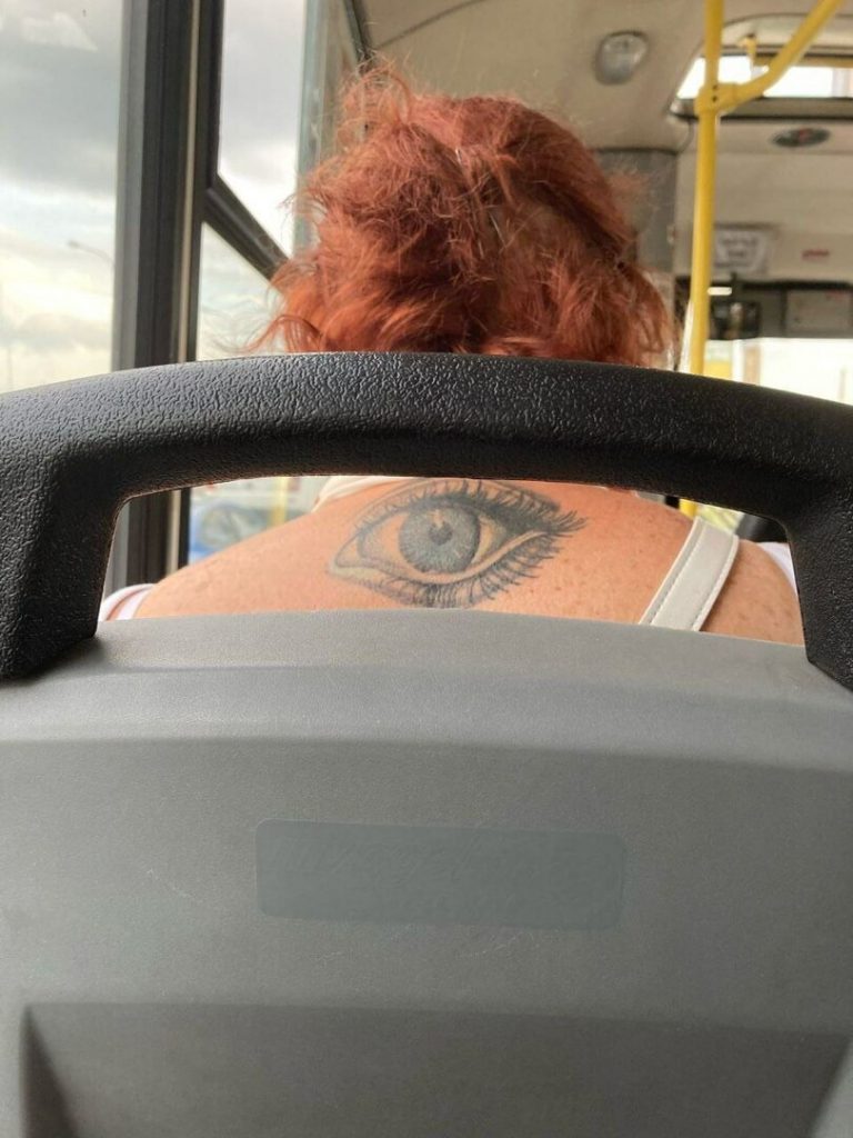 Das allsehende Auge - Tattoo beim Busfahren