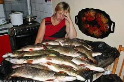 Der Mann angelt die Fische und die Frau bereitet sie zu 