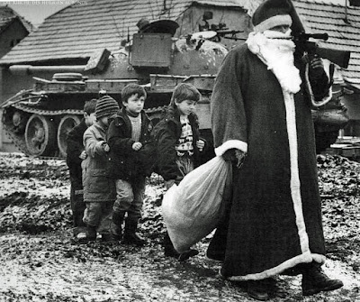 Der Weihnachtsmann im Krieg mit Gewehr und Panzer 