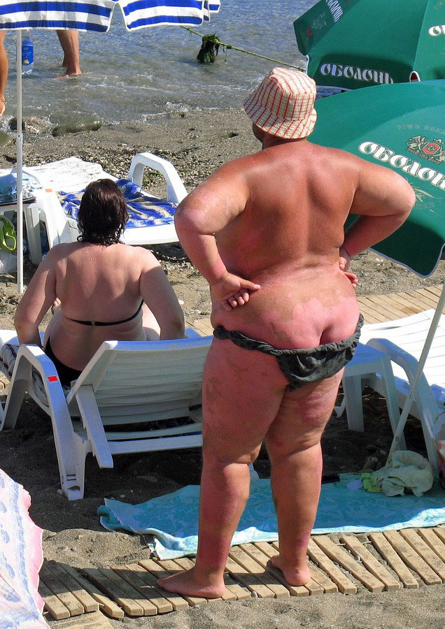 Dicke Frau am Strand mit knappen Badeanzug Spassbilder lustig