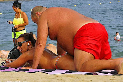 Dicker Mann mit schlanker Frau am Strand 