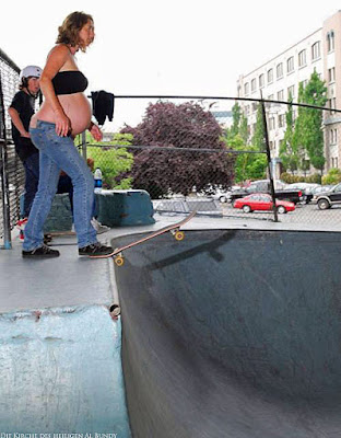 Dumme schwangere Frau beim skateboarden 