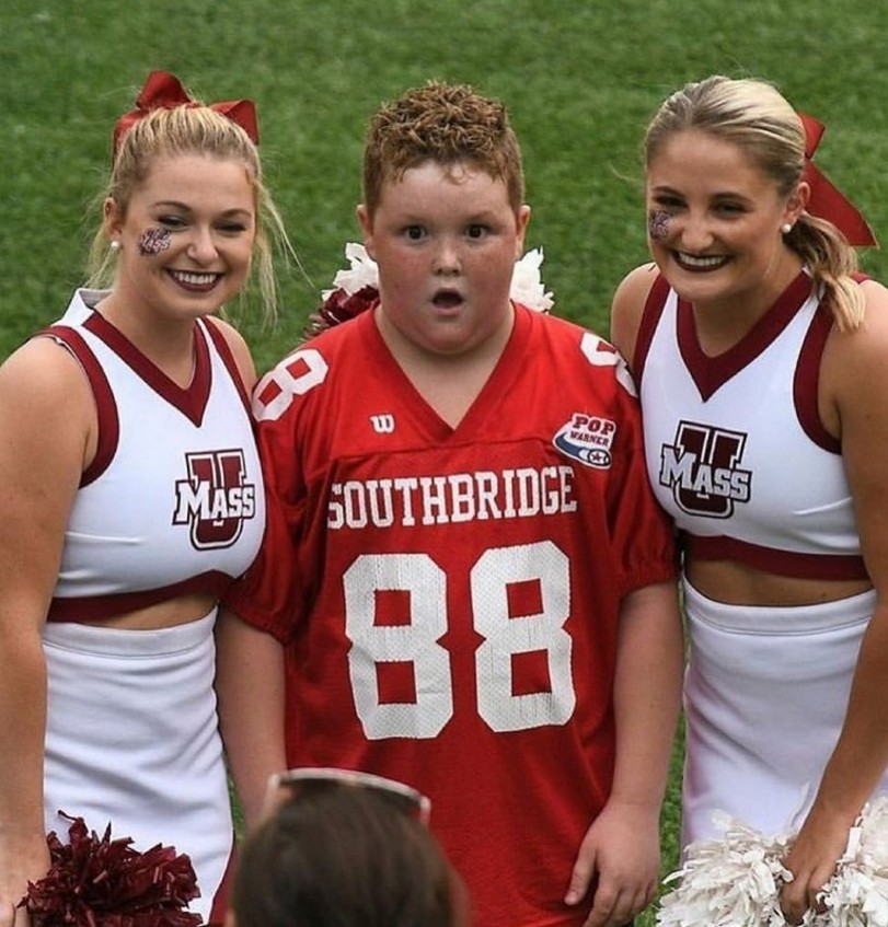 Dummer Gesichtsausdruck Junge Fotografie mit zwei Cheerleaderinnen