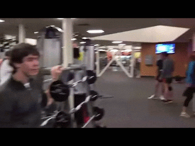 Durch das Fitnesscenter laufen - Sportler