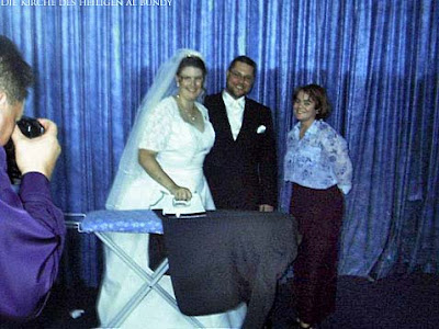Ehe Frau muss Bügeln bei der Hochzeit