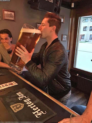 Glückseeligkeit - Extrem großes Bier in Kneipe trinken 