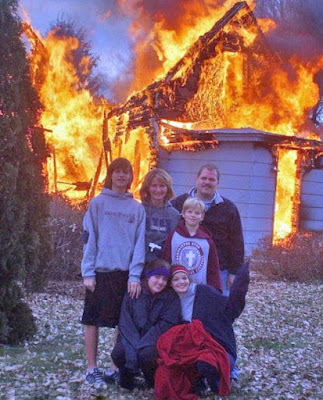 Familien Foto - Eltern und Kinder vor brennendem Haus