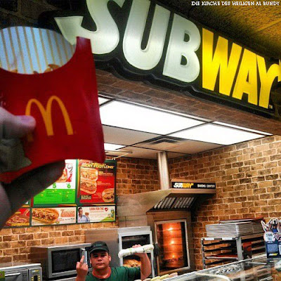 Fast Food - McDonalds und Subway Spassbilder Stinkefinger zeigen