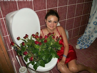 Frau bekommt rote Rosen lustige Frauen Bilder Frau bekommt rote Rosen