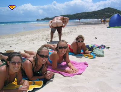 Frauen machen Gruppenbild im Urlaub am Strand 